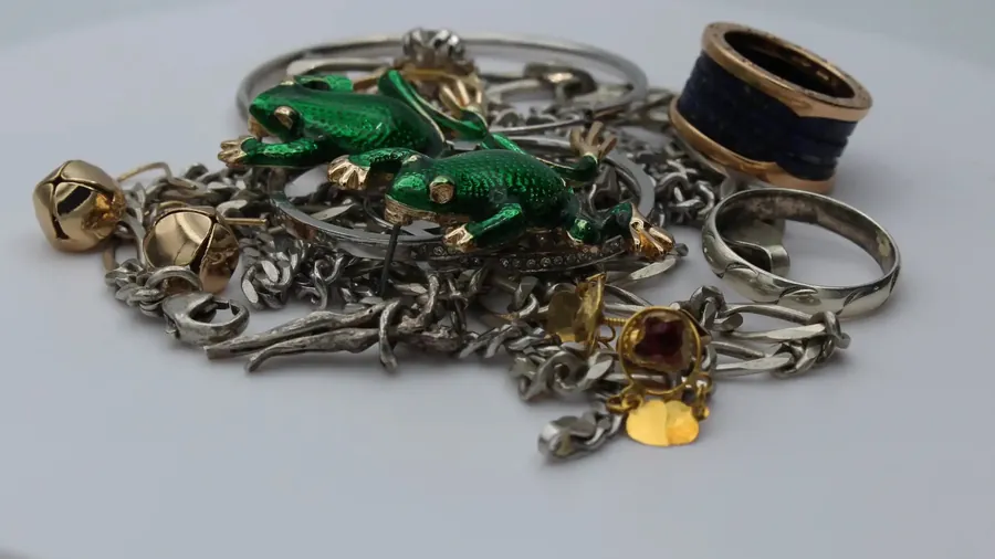 Altgold verkaufen: Was Schmuck, Zahngold und Münzen bringen