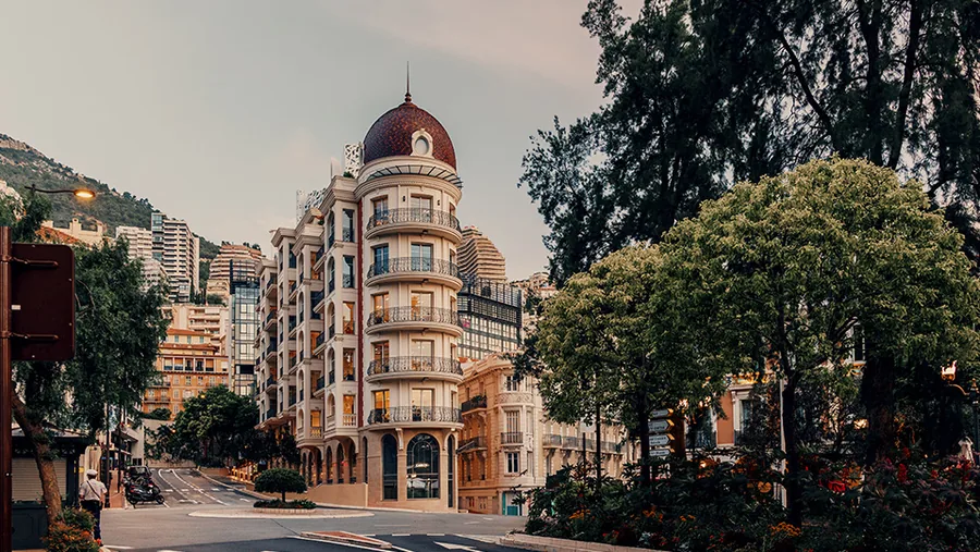 Neuer Sitz von Edmond de Rothschild in La Condamine, Monaco: Stadthaus mit Kuppel und runden Balkonen
