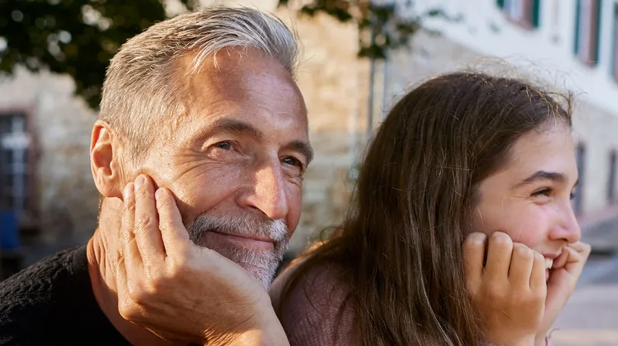 Julius Bär Family Barometer 2026: zwei Generationen, ein grauhaariger Mann und ein Mädchen lächeln nebeneinander