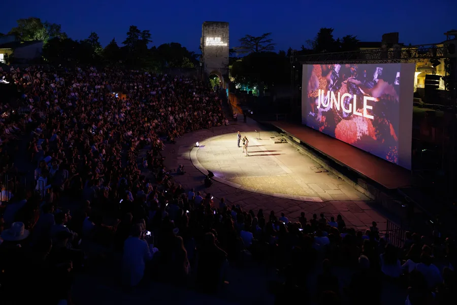 Prix Pictet in Arles: Bekanntgabe des Themas Jungle im voll besetzten Théâtre Antique bei Nacht