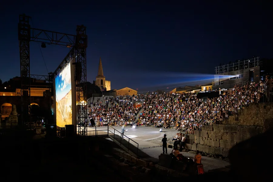 Prix Pictet in Arles: Publikum auf den Rängen des Théâtre Antique vor der Leinwand